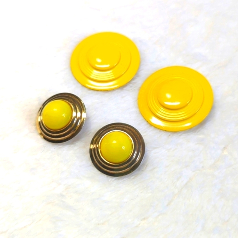 Vintage 70's Yellow Enamel and Goldtone Clip Earrings - Qty 2 pairs - Picture 2 of 7